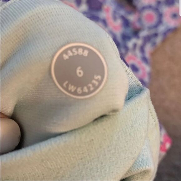 Lululemon - Picture 3 of 3